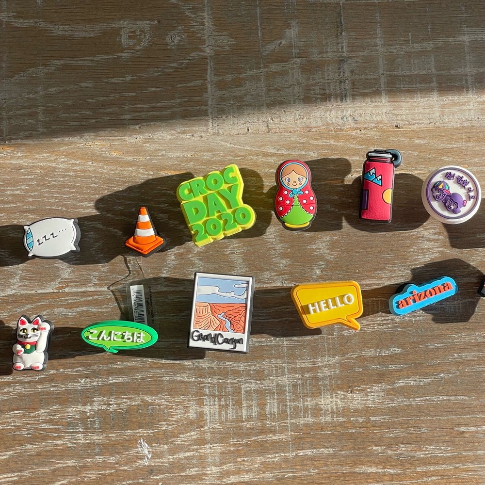 ⚠️READ DESCRIPTION!⚠️22, never worn, brand new, croc charms/jibits!